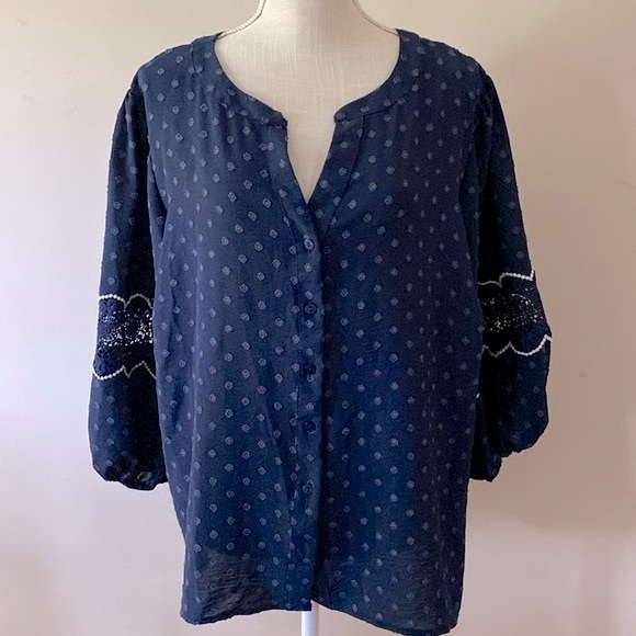 🌹Adrienne Vittadini navy textured button down high low shirt, lace balloon slv - Picture 1 of 12